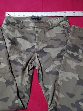 These Banana Republic Sloan Camo Skinny Chinos feature a classic camouflage patt